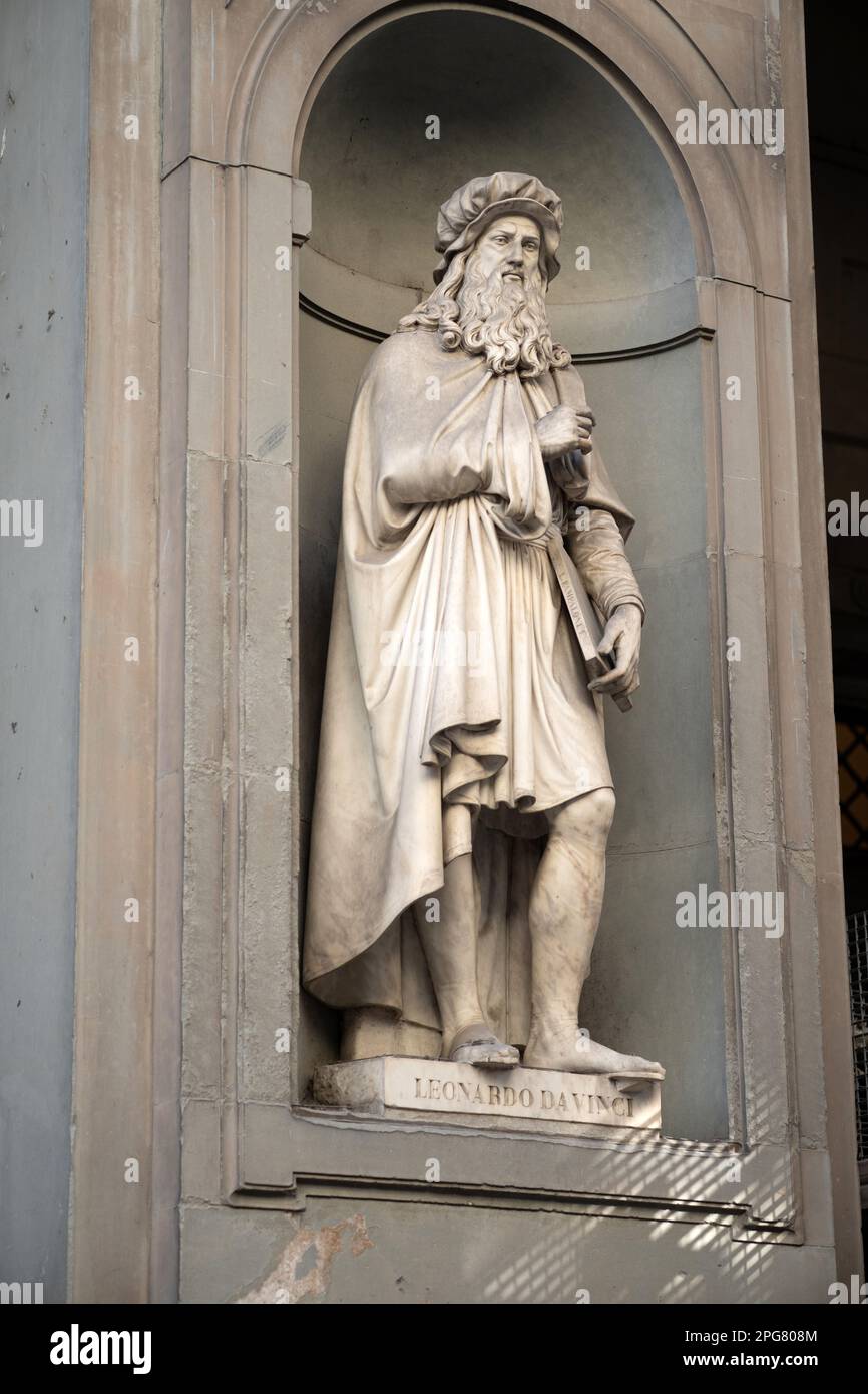 statues of Italian geniuses in niches around the