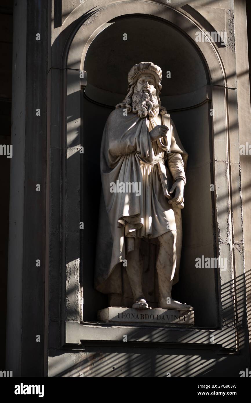 statues of Italian geniuses in niches around the