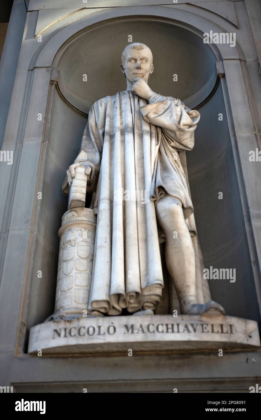 statues of Italian geniuses in niches around the