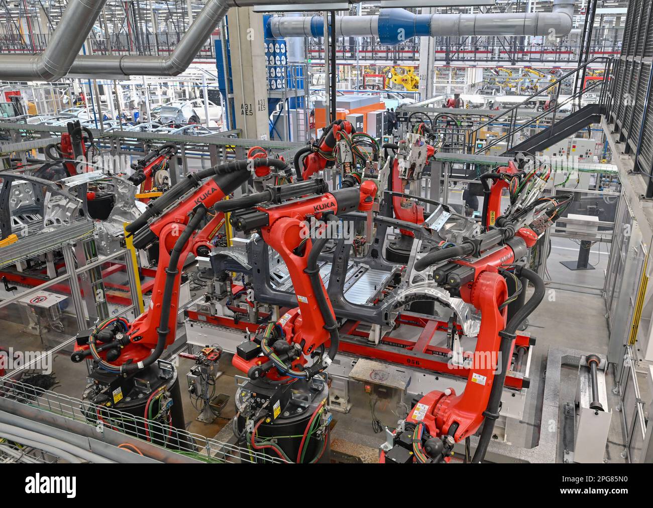 20 March 2023, Brandenburg, Grünheide: Robots weld the body of a Model ...