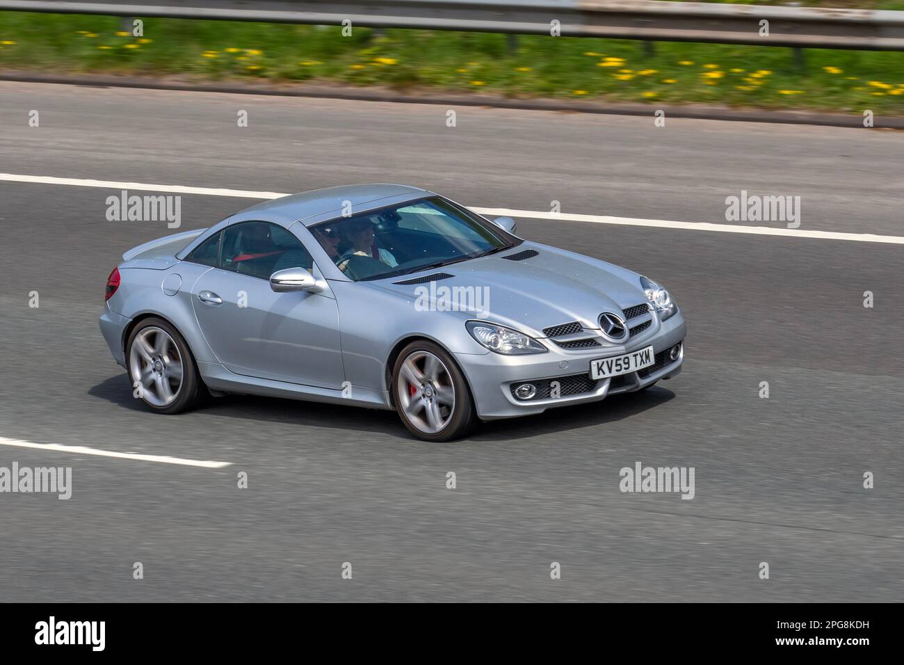 2009 (59) Silver MERCEDES BENZ SLK 200 KOMPRESSOR 2LOOK EDITION 1796cc Petrol 5 speed automatic; travelling on the M6 motorway, UK Stock Photo