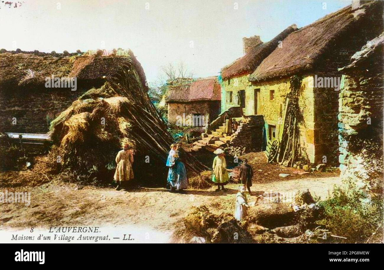 Carte postale de l'Auvergne: maisons d'un village auvergnat - début du XXème siècle. Stock Photo