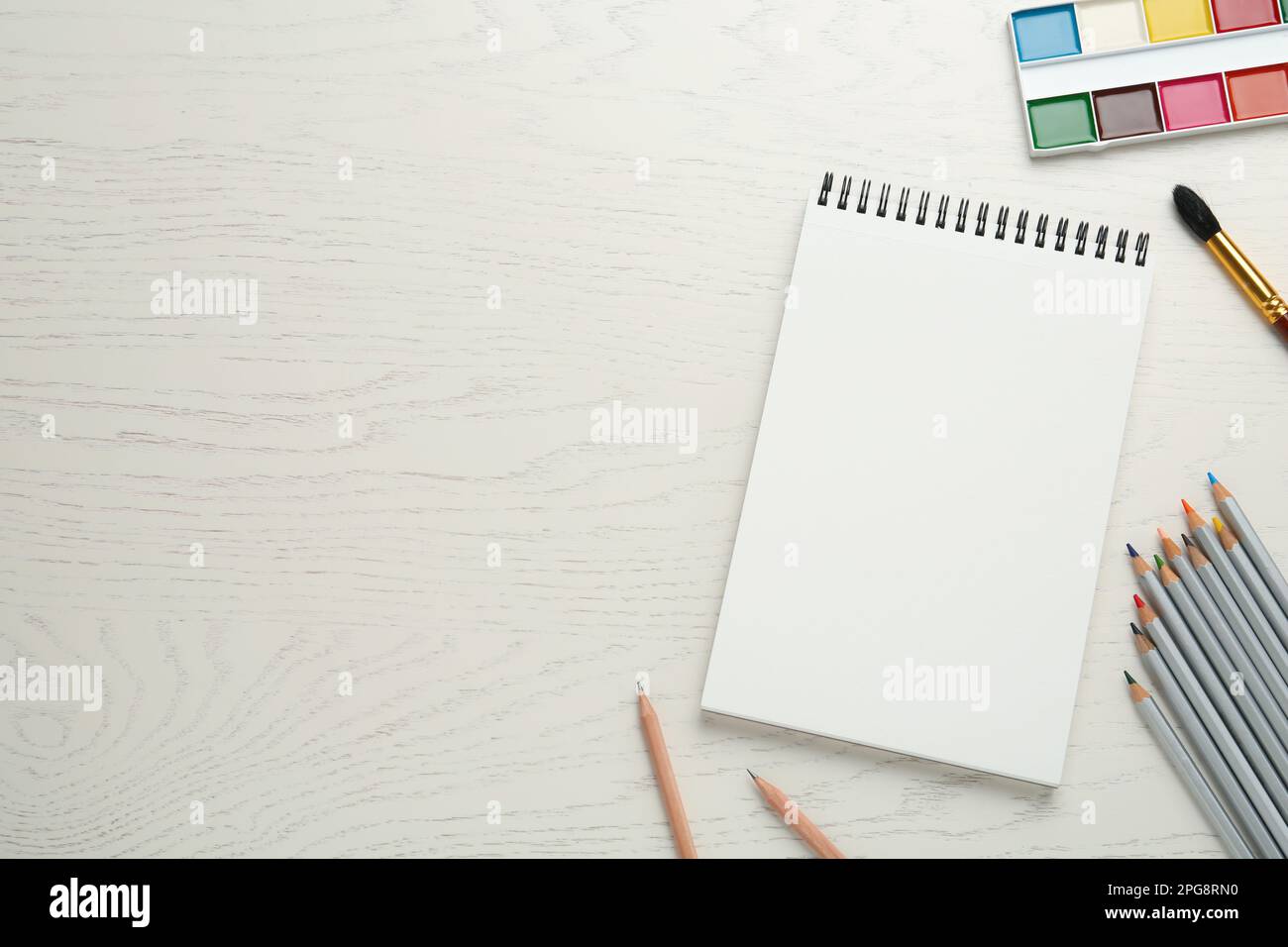 Blank sketchbook page hi-res stock photography and images - Page