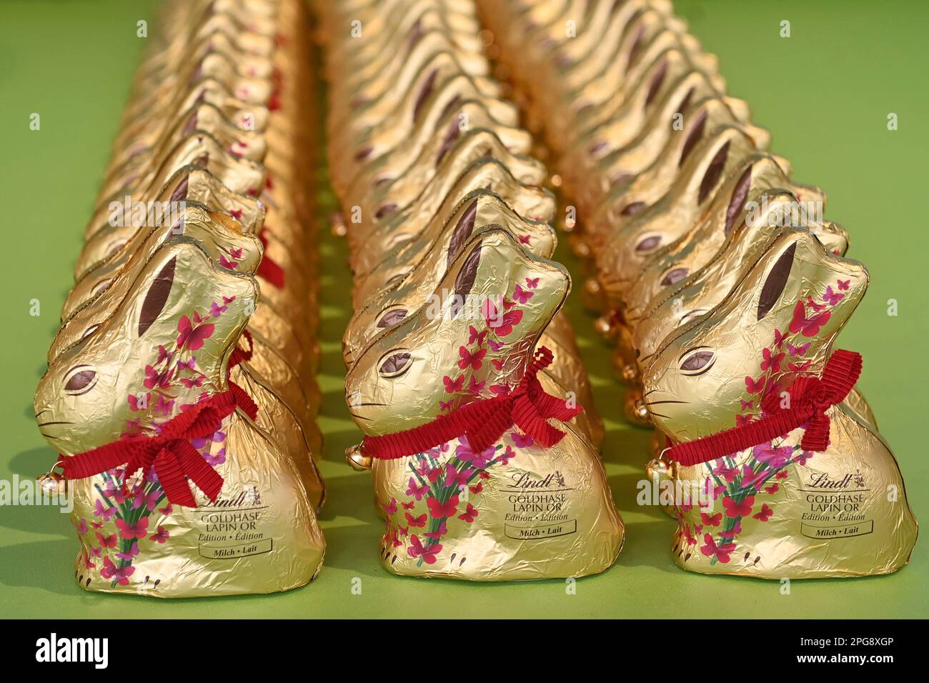 Munich, Deutschland. 21st Mar, 2023. Lindt Easter bunny, gold bunny in a shop window, chocolate, chocolate bunny, Easter, chocolate bunny. Easter 2023 ? Credit: dpa/Alamy Live News Stock Photo