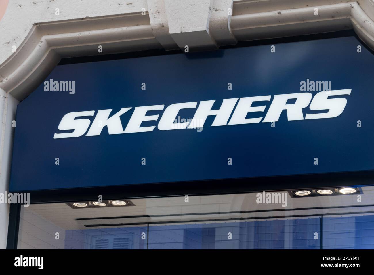 Skechers logo hi-res stock photography and images - Alamy