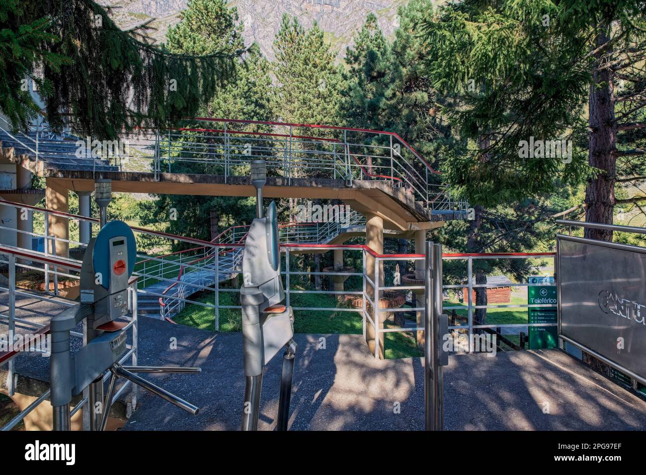 Rotary Ramp Entrance architecture ramp hi-res stock photography and images - Alamy