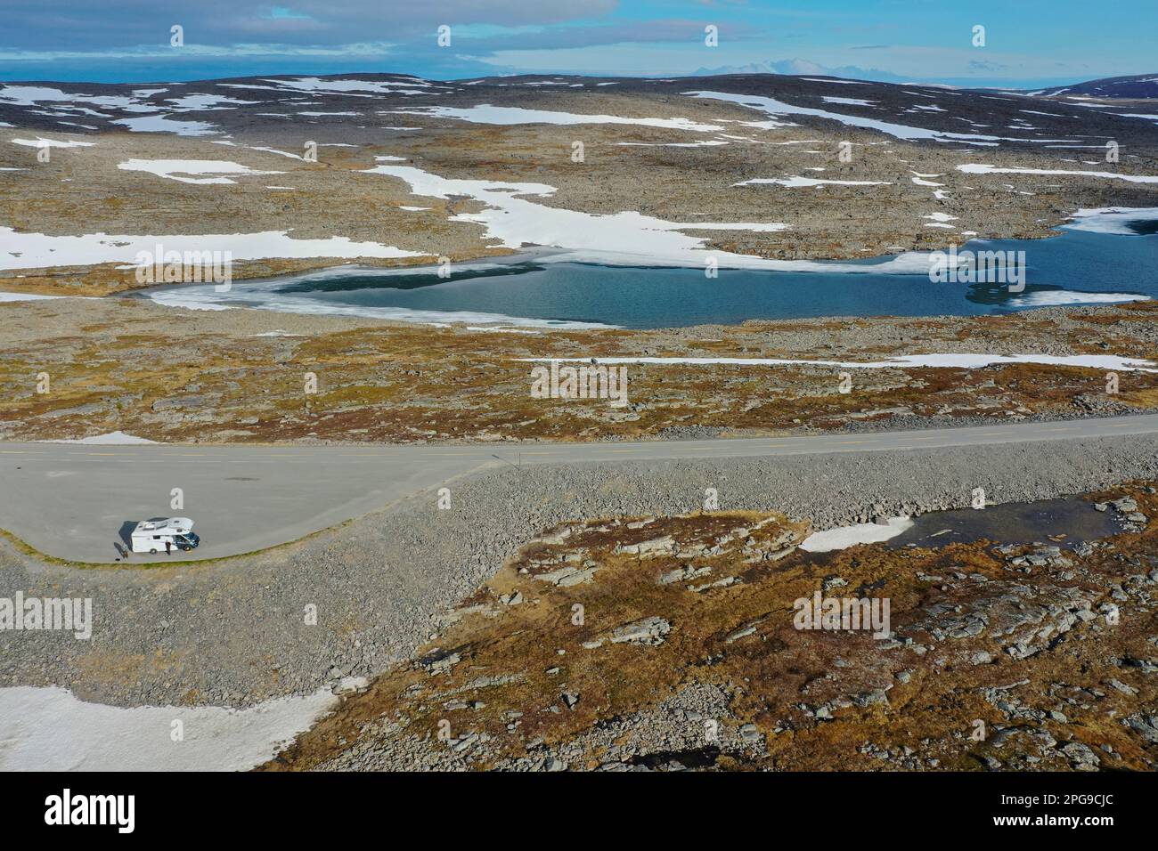 Tundra in Norwegen, mit Feuchtgebieten, Tümpeln, Schnee, Schneefeldern, Nordkinnhalbinsel, Nordkinn-Halbinsel, Nordkinn, Nordkyn, Finnmark, Nord-Norwe Stock Photo