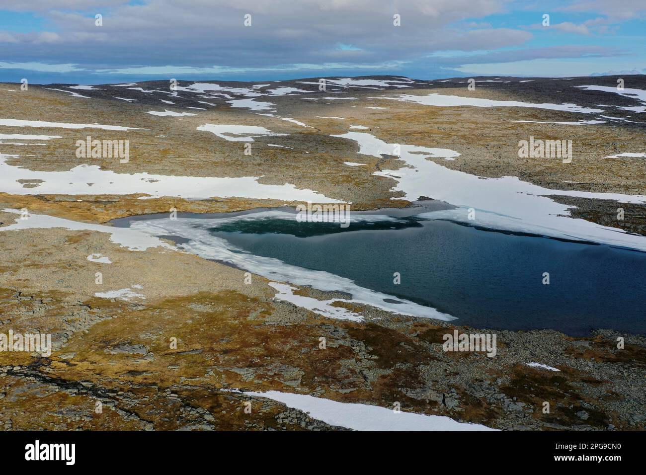 Tundra in Norwegen, mit Feuchtgebieten, Tümpeln, Schnee, Schneefeldern, Nordkinnhalbinsel, Nordkinn-Halbinsel, Nordkinn, Nordkyn, Finnmark, Nord-Norwe Stock Photo