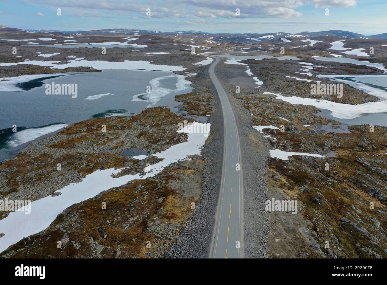 Tundra in Norwegen, mit Feuchtgebieten, Tümpeln, Schnee, Schneefeldern, Nordkinnhalbinsel, Nordkinn-Halbinsel, Nordkinn, Nordkyn, Finnmark, Nord-Norwe Stock Photo