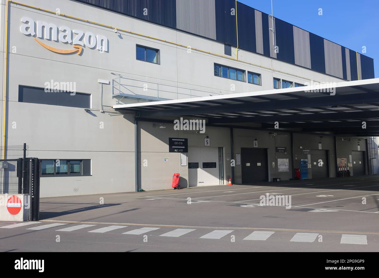 Delivery station hi-res stock photography and images - Alamy