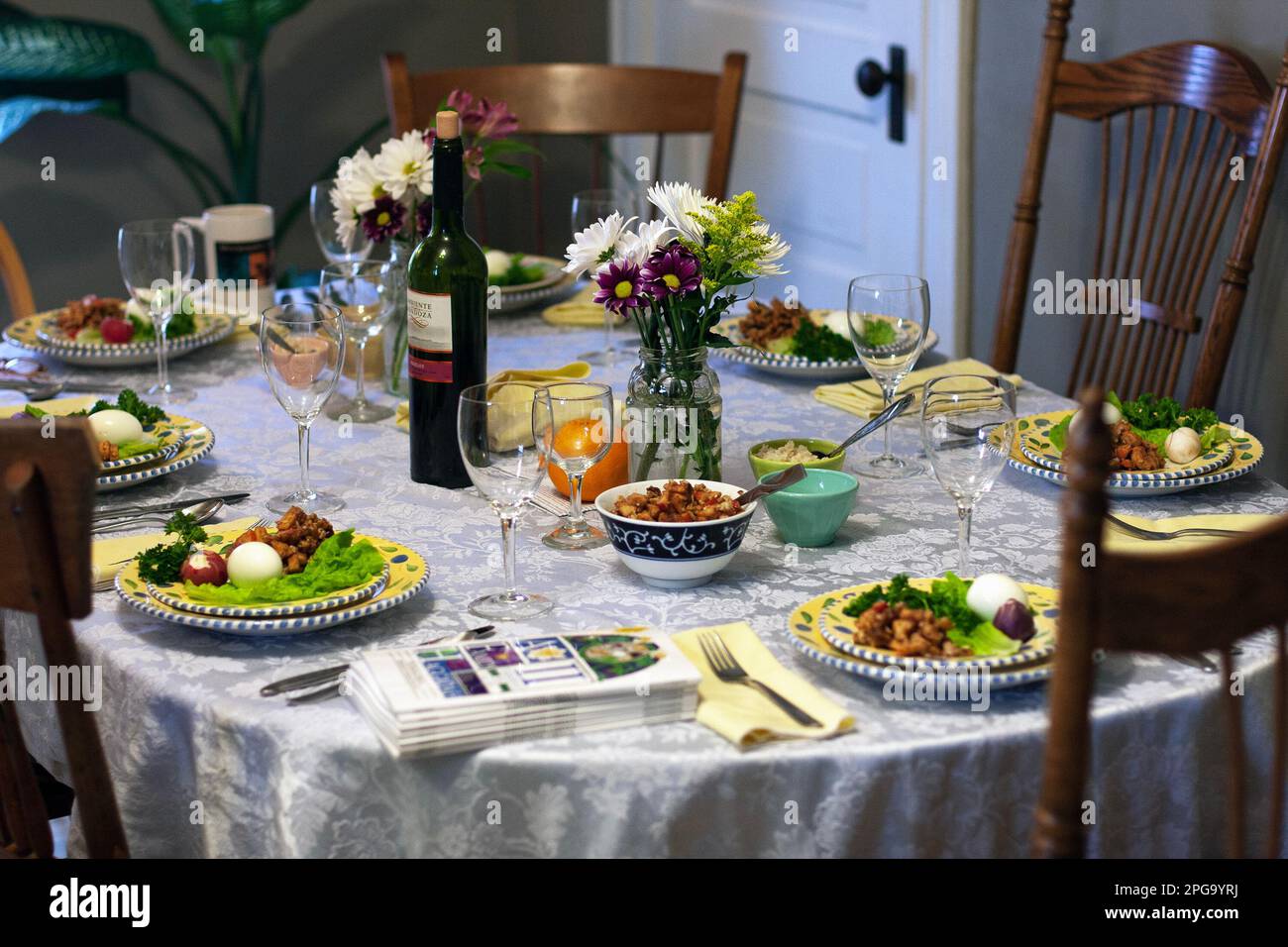 A table is set for the Passover seder at a Jewish household Stock Photo ...