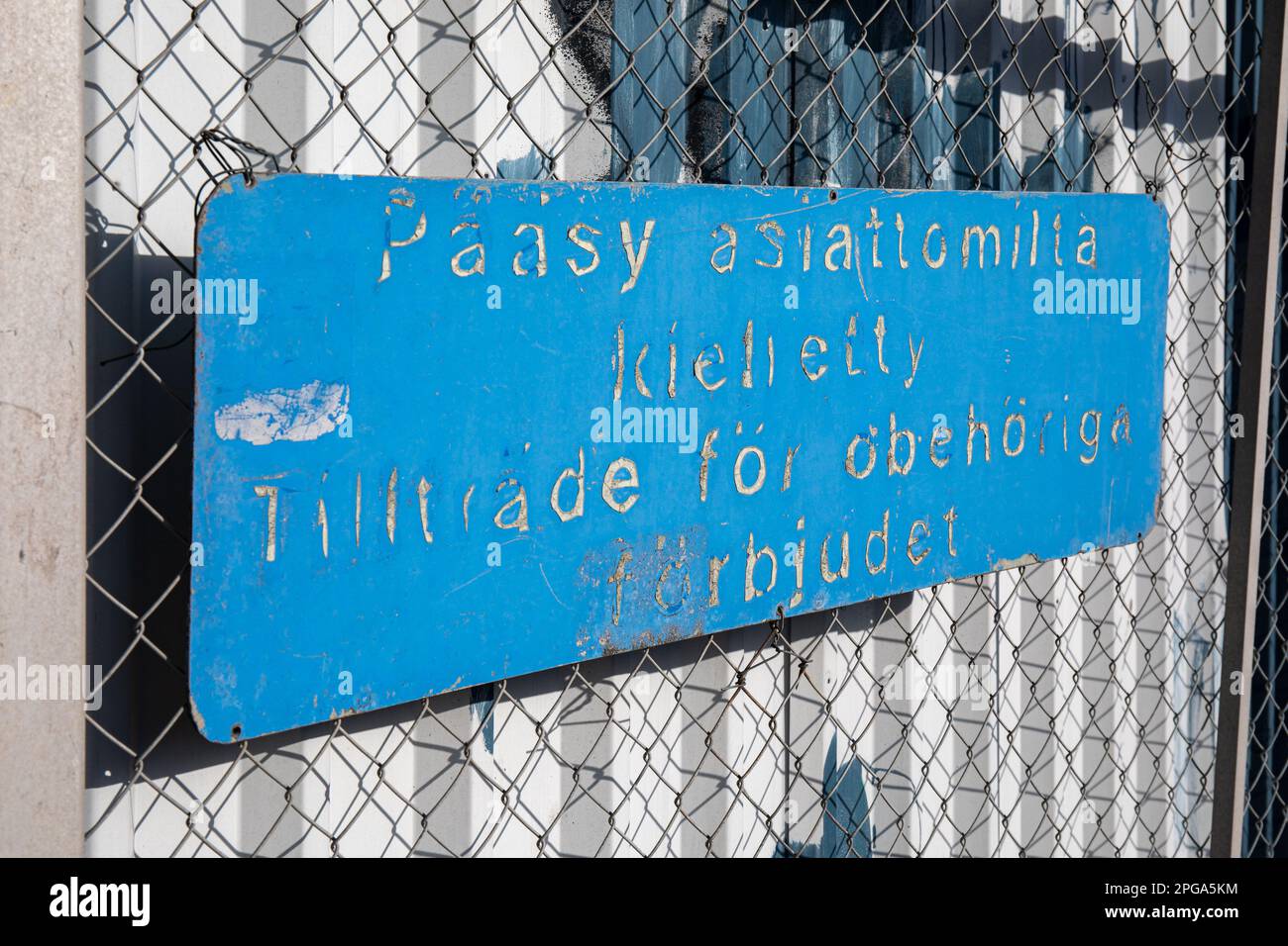 Pääsy asiattomilta kielletty. Old weathered sign on a chain-link fence in Kyläsaari district of Helsinki, Finland. Stock Photo