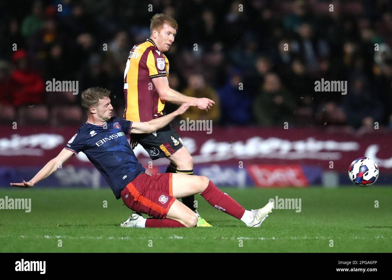 Bradford City's Bradley Halliday (left) and Carlisle United's Jack