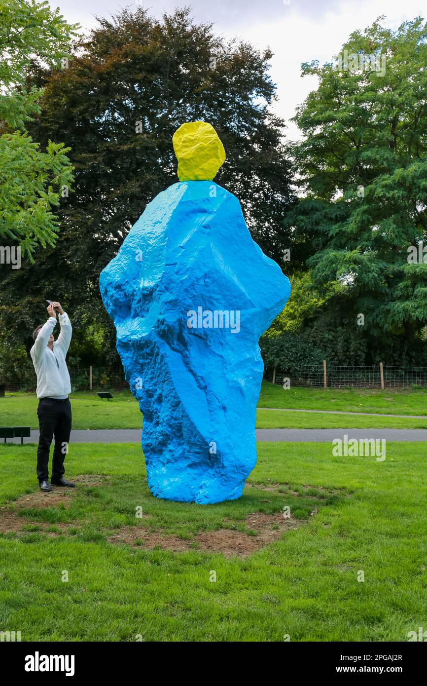 London, UK. 16 Sep 2022. Frieze Sculpture 2022 exhibition at Regent's Park. 'Yellow blue monk’ by artist Ugo Rondinone. © Waldemar Sikora Stock Photo
