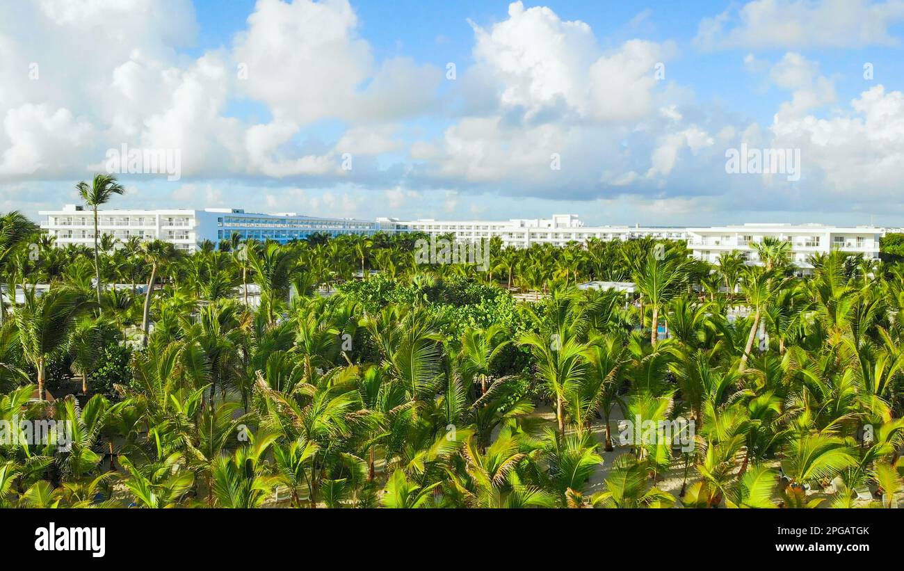 Hotels on ocean beach shore, blue sea water horizon on tropical exotic luxury resort. Relaxation summer holiday vacation on island in wild landscape. Hotel area, travel concept. Stock Photo