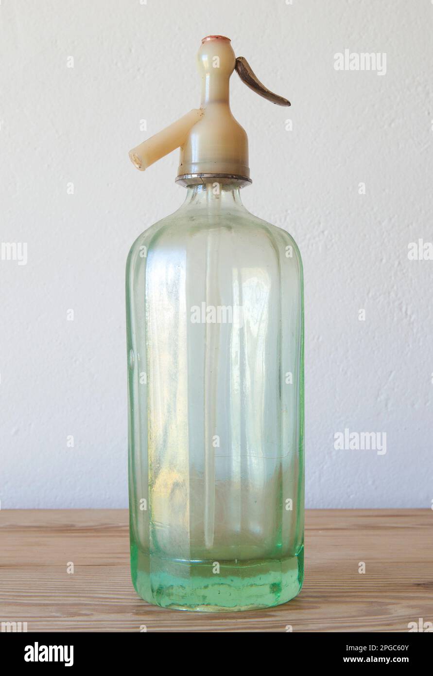https://c8.alamy.com/comp/2PGC60Y/old-glass-soda-siphon-wooden-surface-2PGC60Y.jpg