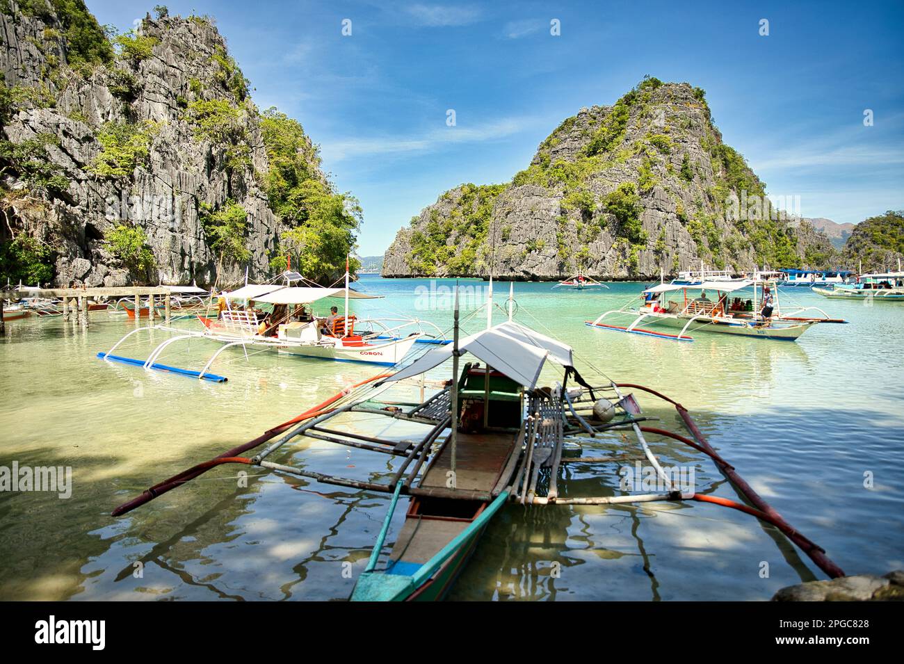 A paradisiacal bay with boats and majestic rocks in Coron, Palawan in ...