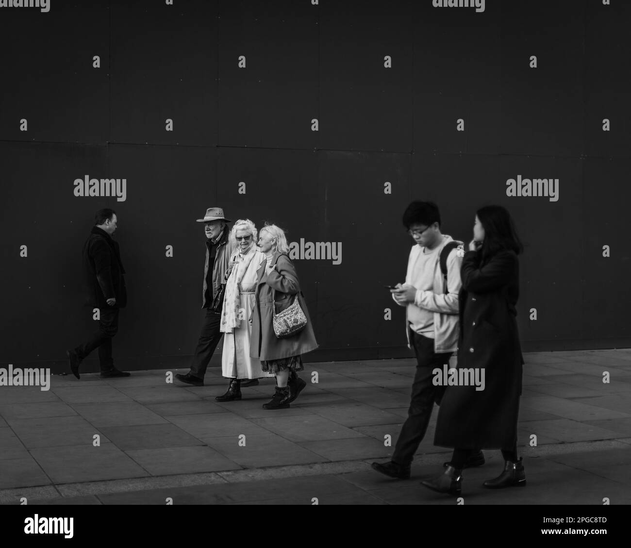 Group woman men walking Black and White Stock Photos & Images - Alamy