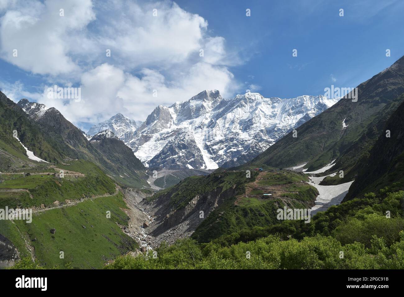 Beautiful snow covered Himalayan mountain range on the way to Kedarnath temple. Uttarakhand, India. Image by Nitin Rajput Stock Photo