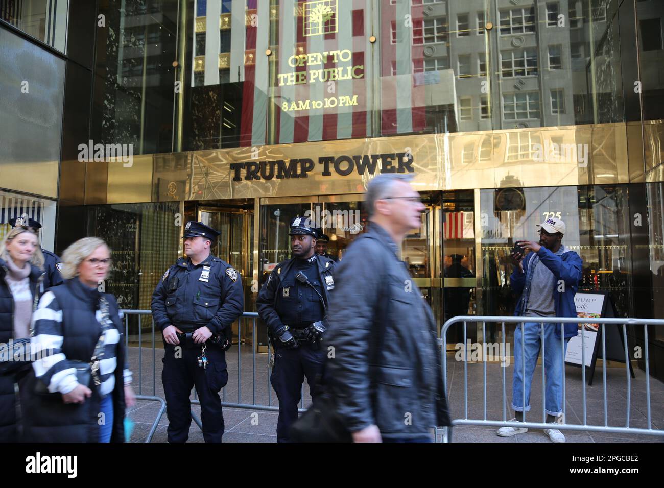 (230322) NEW YORK March 22 2023 (Xinhua) Policemen stand guard