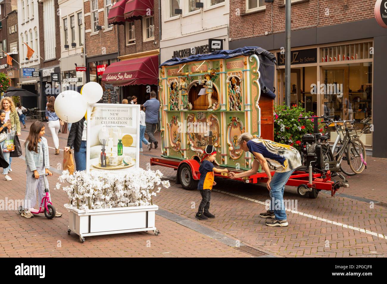 Busy street in antique hi-res stock photography and images - Alamy