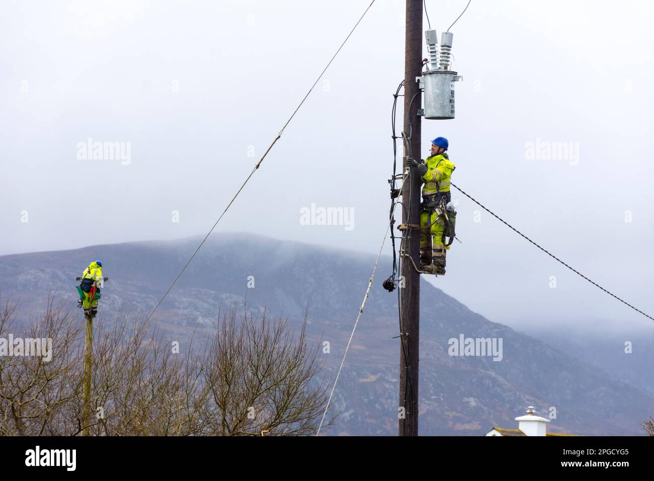 ESB engineers working to connect electricity supply in rural County