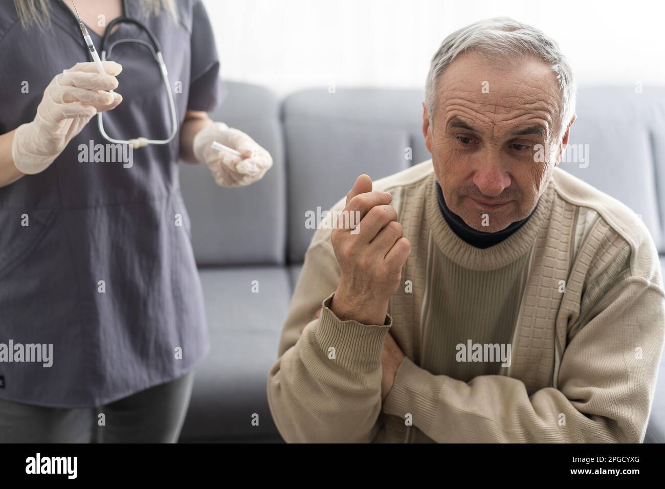 Indian woman doctor giving injection hi-res stock photography and ...