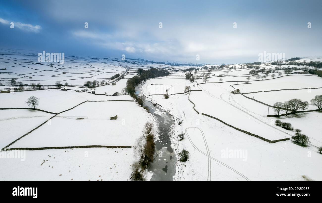 Snow covered farmland in Wensleydale, during a wintery spell looking up the dale from Bainbridge towards Hawes. Yorkshire Dales National Park, UK. Stock Photo