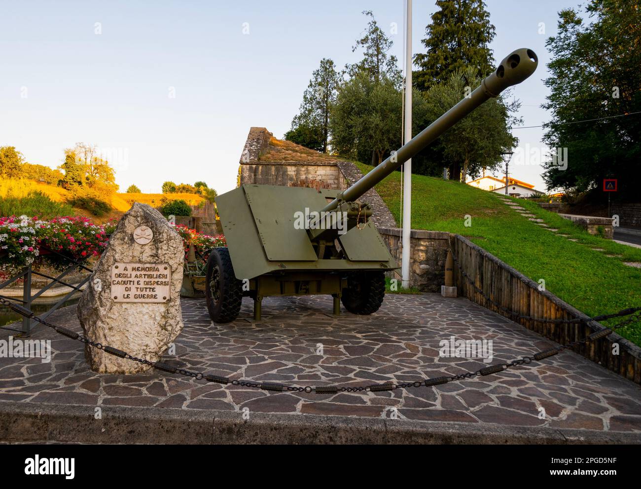 World War 2 memorial in the pretty Lake Garda town of Peschiera del Garda, Italy. A British 17 pounder artillery canon Stock Photo