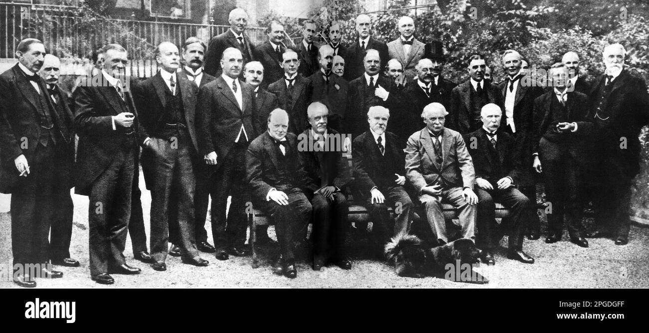 Lloyd George's 1922 cabinet meet French delegation. Front row includes Churchill, Arthur Balfour, Poincare, Lloyd George and Marshal Petain. Stock Photo