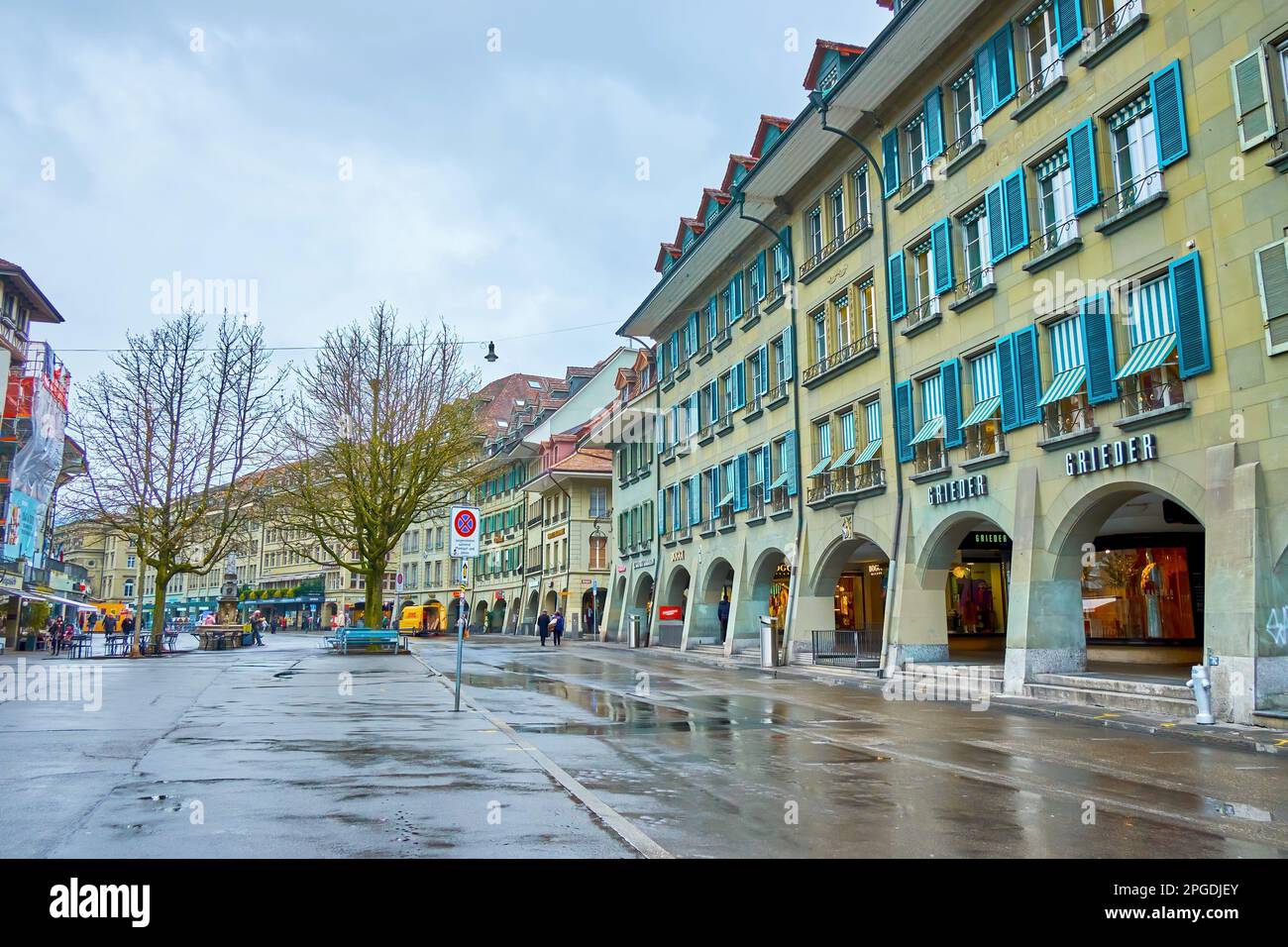 BERN, SWITZERLAND - MARCH 31, 2022: Typical Bernese townhouses with walking arcades and stores on the ground floors, on March 31 in Bern, Switzerland Stock Photo