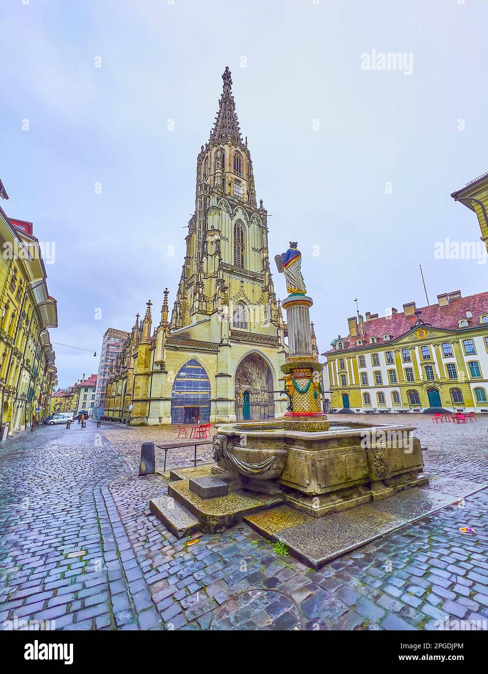 Munsterplatz square with Moses fountain and stunning Bern Minster ...