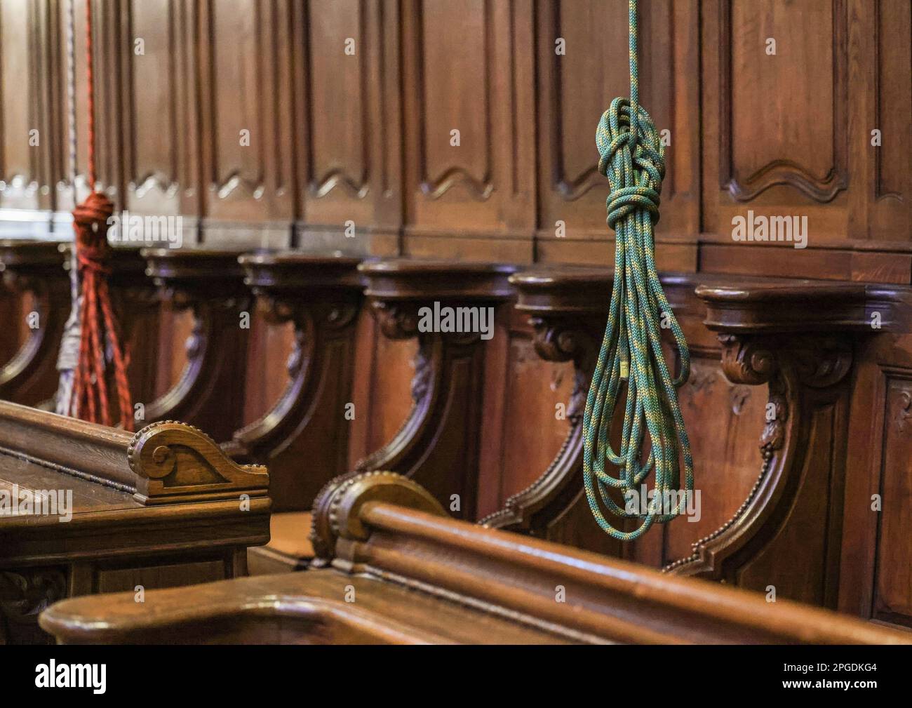 Aachen, Germany. 22nd Mar, 2023. Climbing ropes hang in the choir ...