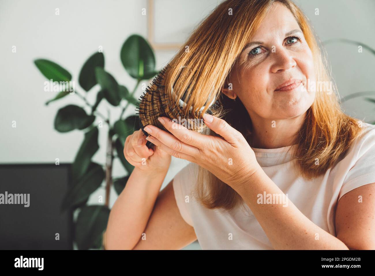 Lady using brush hi-res stock photography and images - Alamy