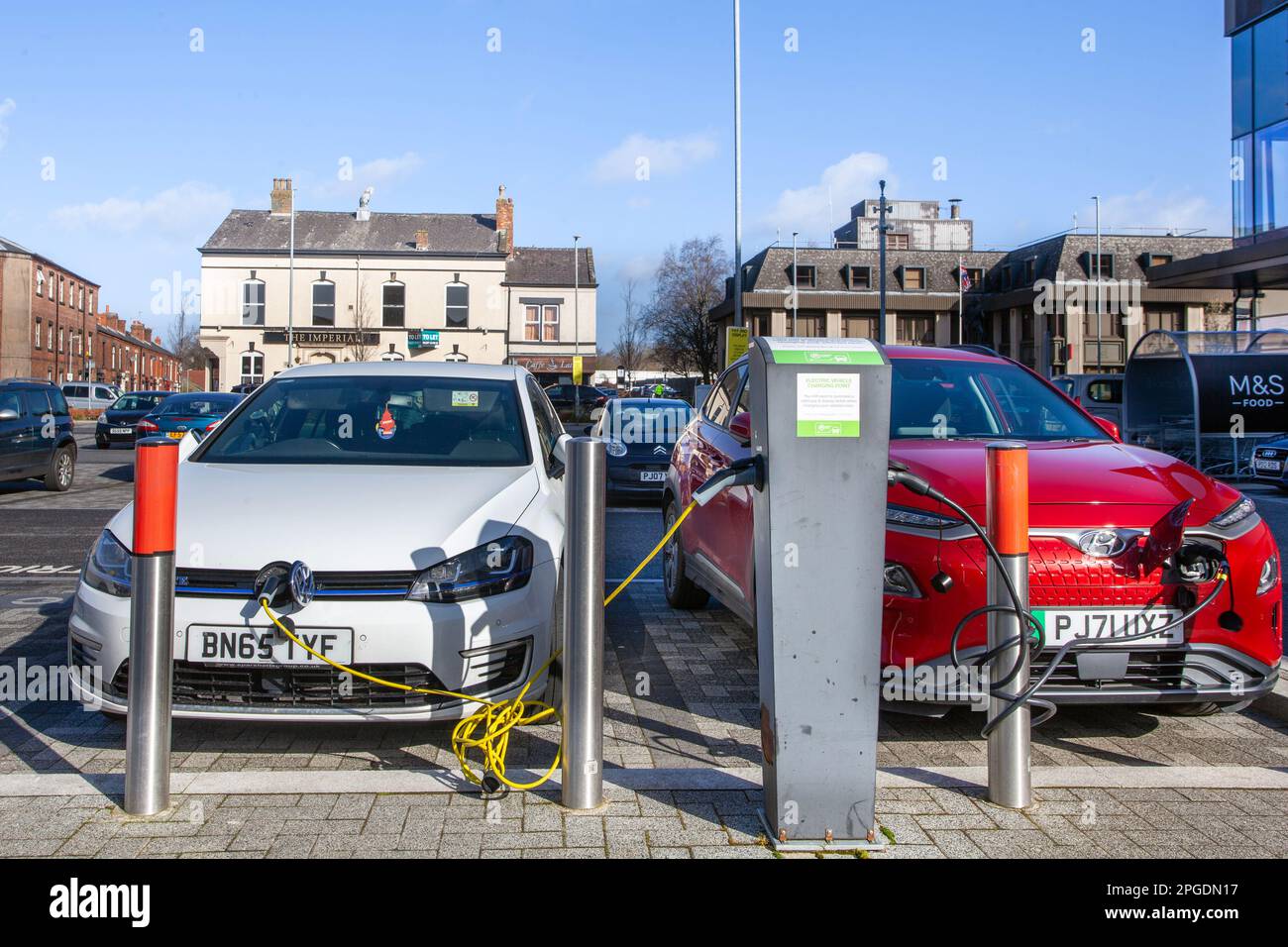 Volkswagen Golf GTE NAV SA electric connected to ROLEC Free to Use