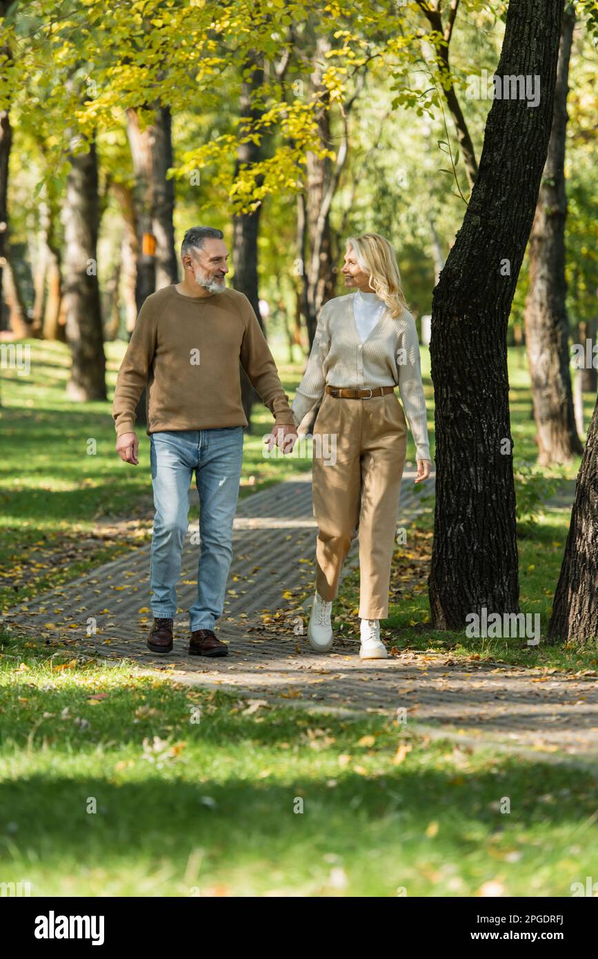 Shadows man woman holding hands hi-res stock photography and images - Alamy