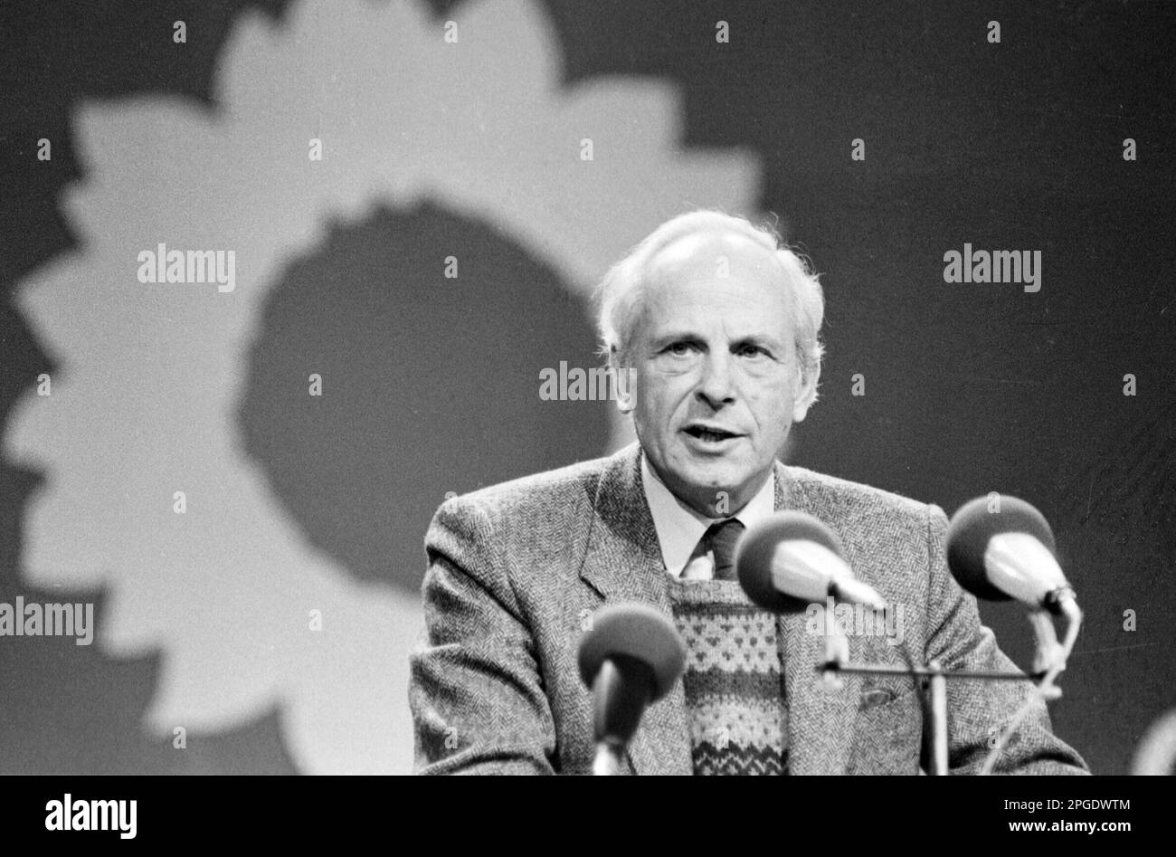 ARCHIVE PHOTO: The politician Gert BASTIAN would have been 100 years old on March 26, 2023, politics, Gert BASTIAN, The Greens, giving a speech at the Green party conference in Duisburg in 1983, standing at the lectern, in the background a sunflower, QF ? Stock Photo