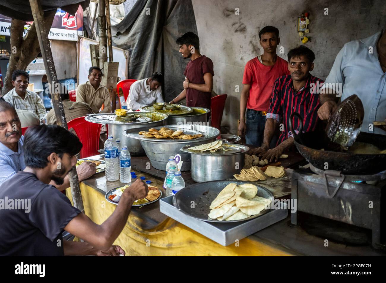 a street food vendor in Santa Cruz, Mumbai,  Maharashtra, India Stock Photo