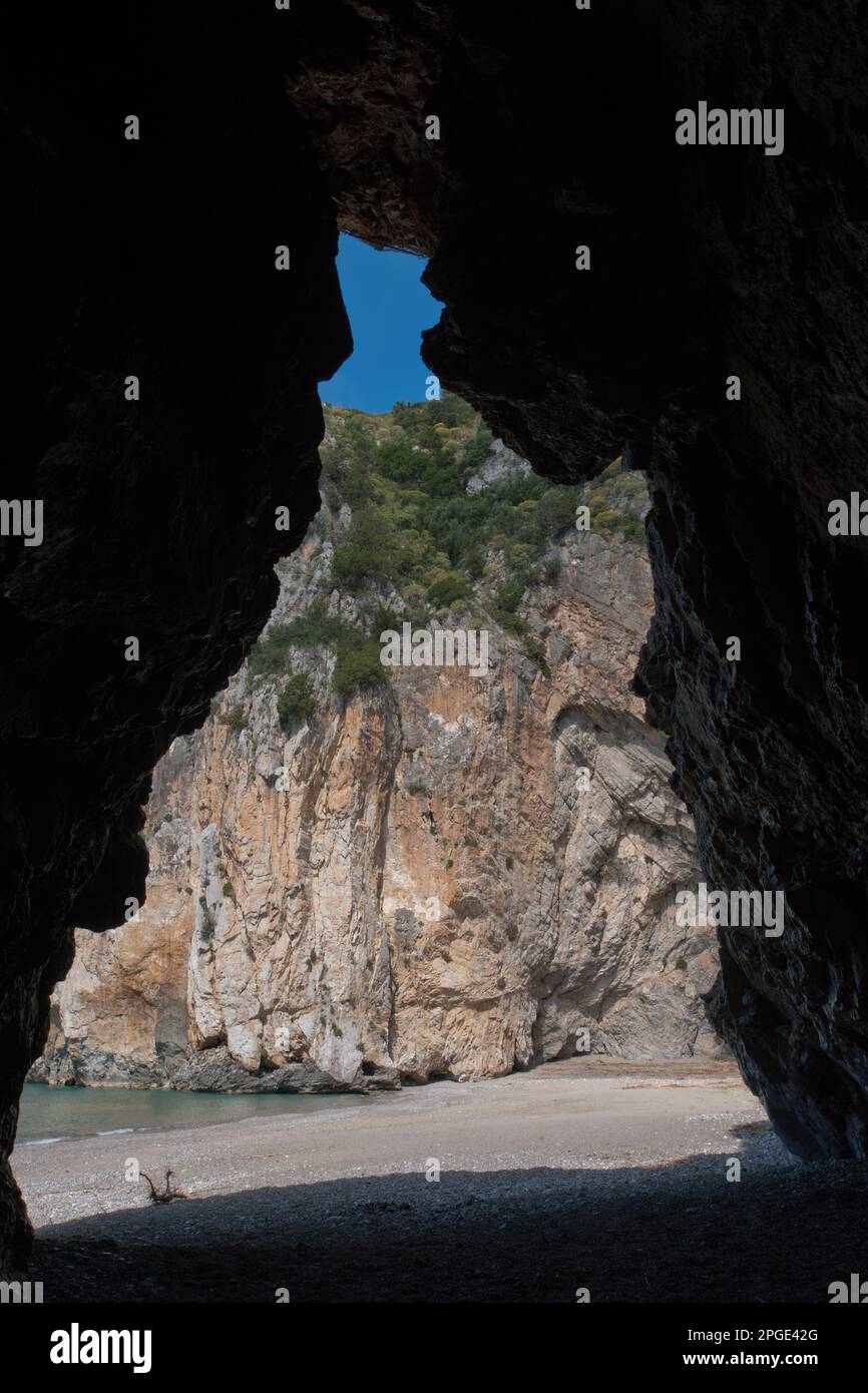 grotte sulla spiaggia dell'arco naturale, palinuro, centola, salerno