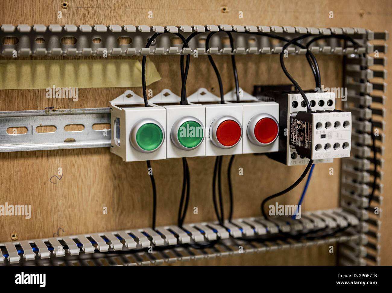 ERMELO Switchgear during a practical lesson of the Rail Technology