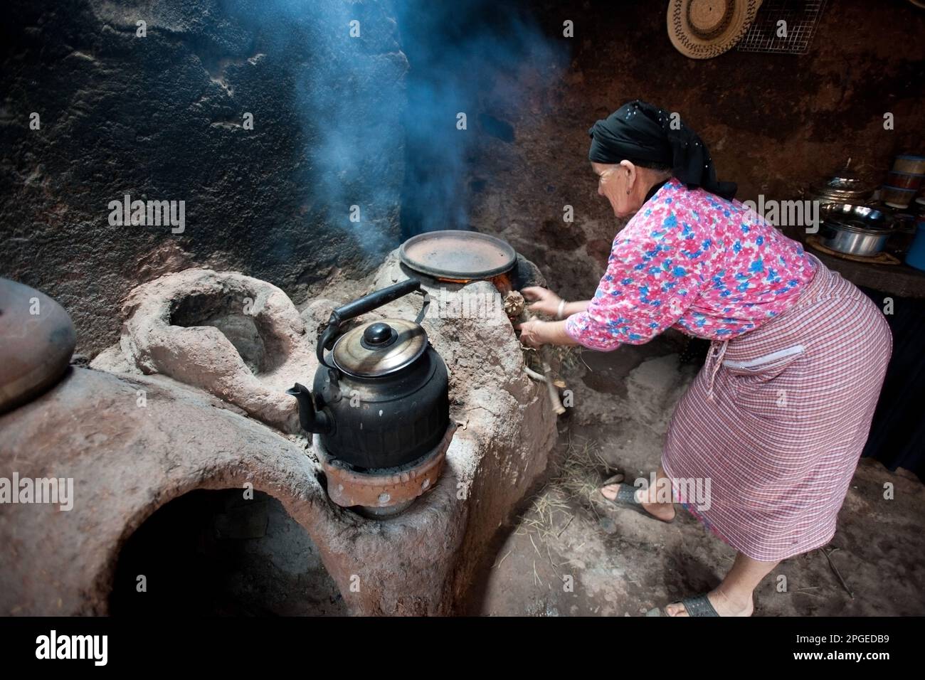 preparazione del thè in una casa berbera, montagne dell'atlante, marocco, magreb, africa, Stock Photo