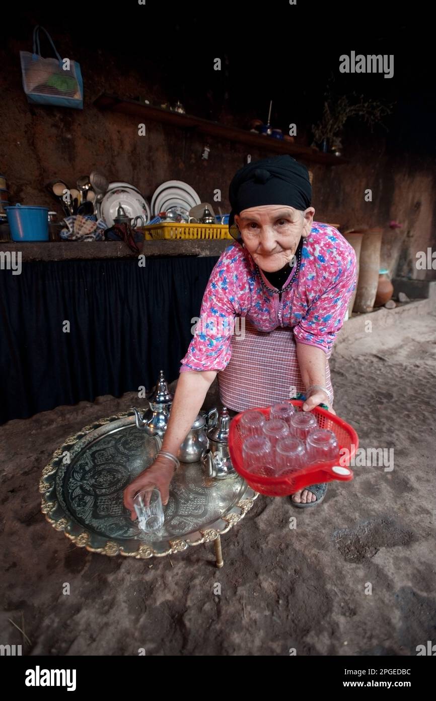 preparazione del thè in una casa berbera, montagne dell'atlante, marocco, magreb, africa, Stock Photo