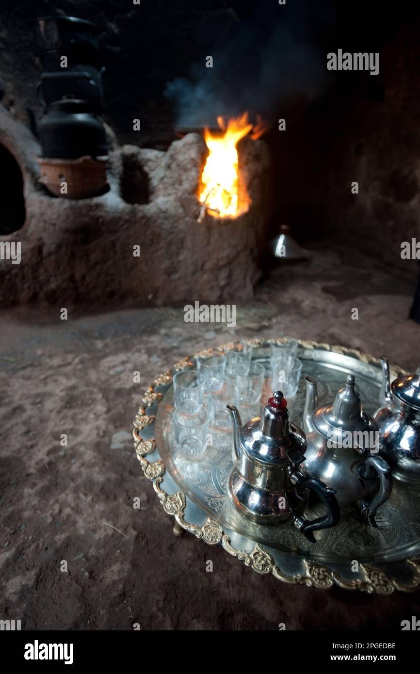 preparazione del thè in una casa berbera, montagne dell'atlante, marocco, magreb, africa, Stock Photo