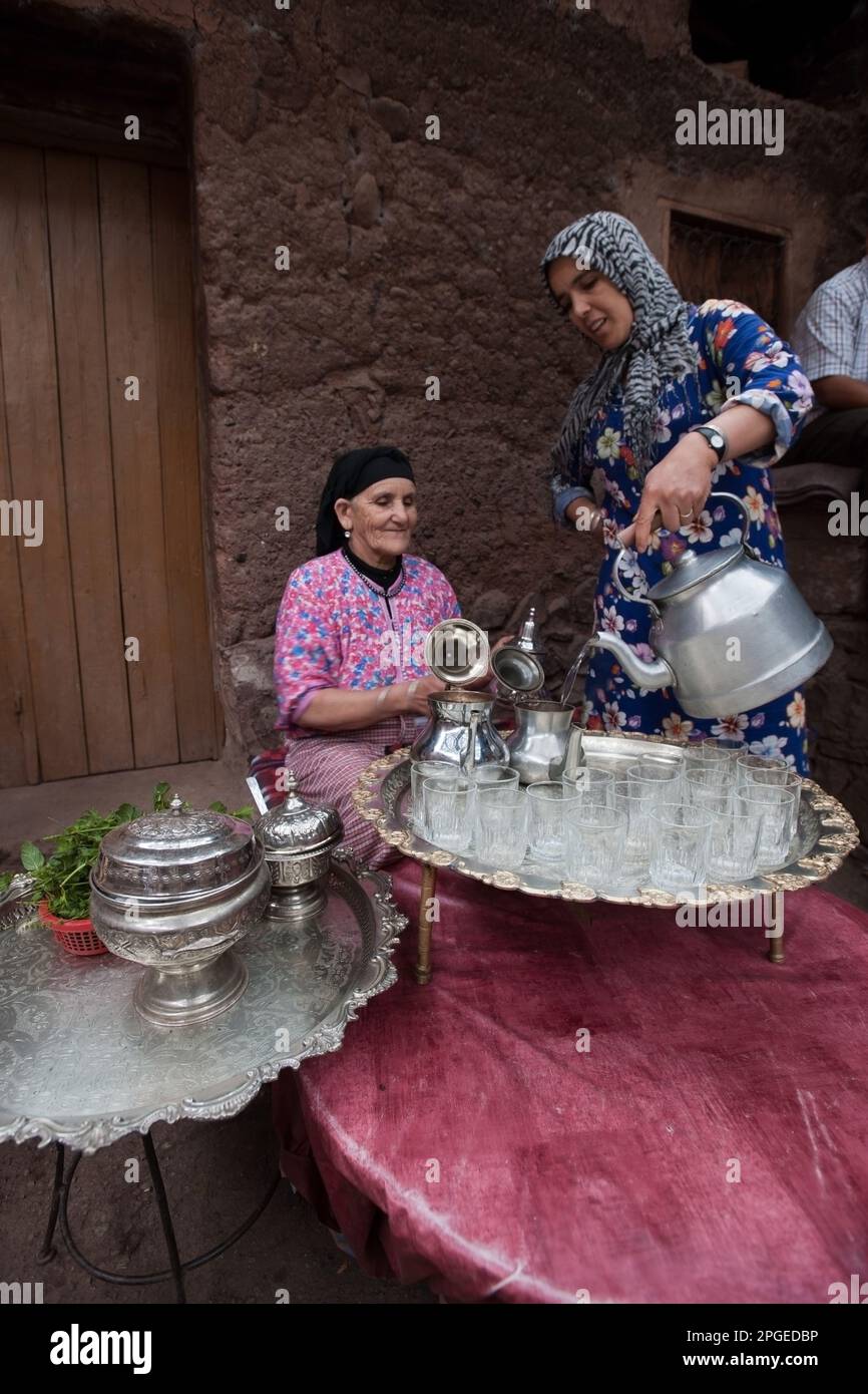 preparazione del thè in una casa berbera, montagne dell'atlante, marocco, magreb, africa, Stock Photo