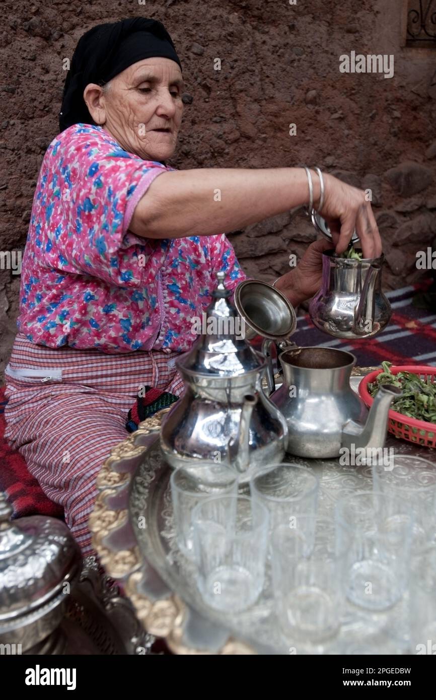 preparazione del thè in una casa berbera, montagne dell'atlante, marocco, magreb, africa, Stock Photo