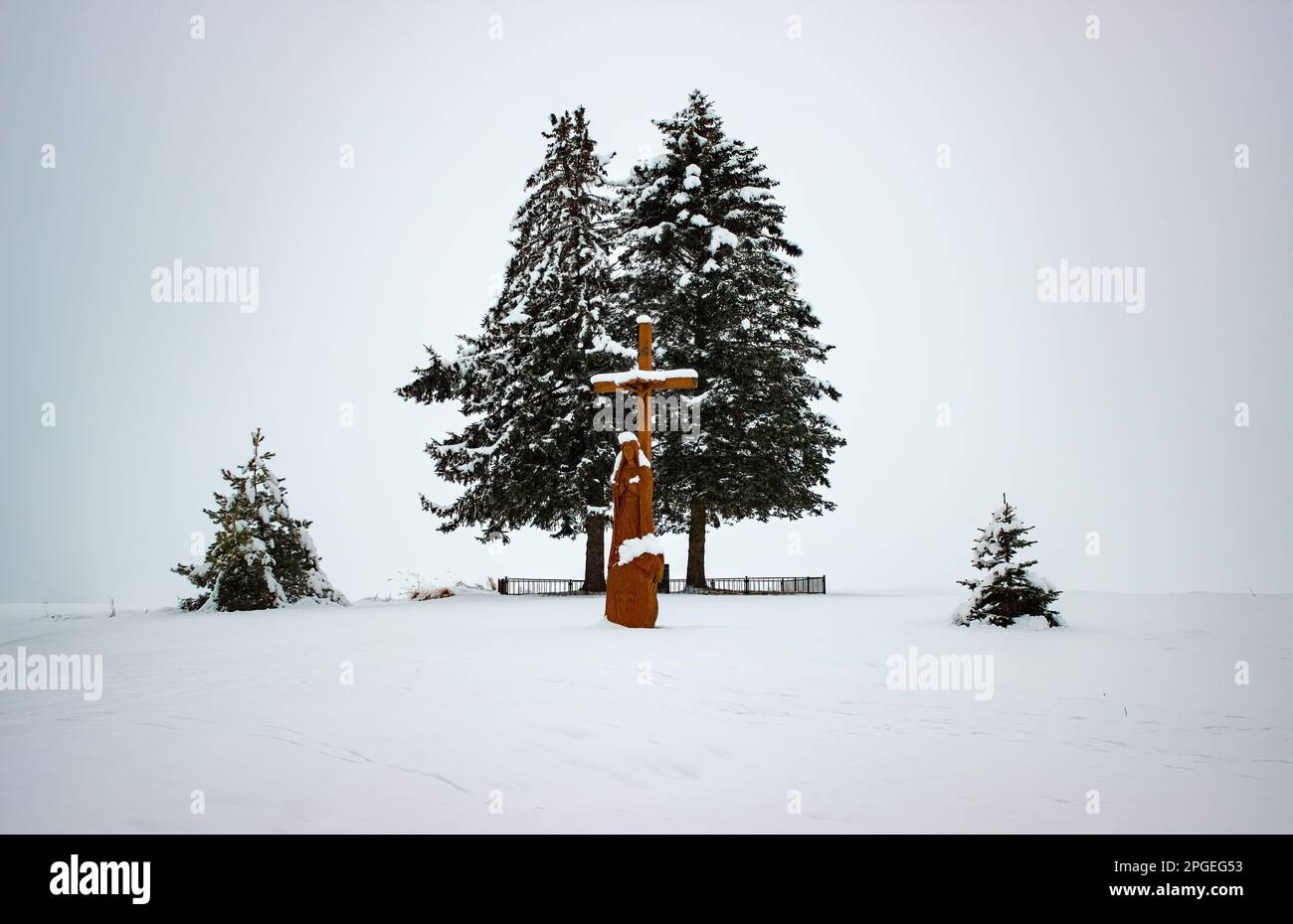 Cross, fir trees, roadside, winter. Lithuania, Valkininkai. Stock Photo
