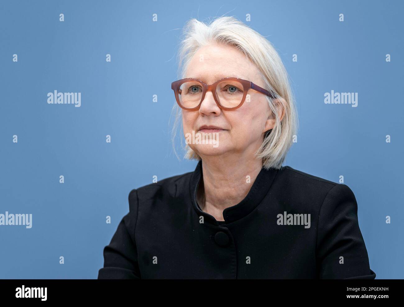 Bundespressekonferenz monika schnitzer looks after right looks t hires