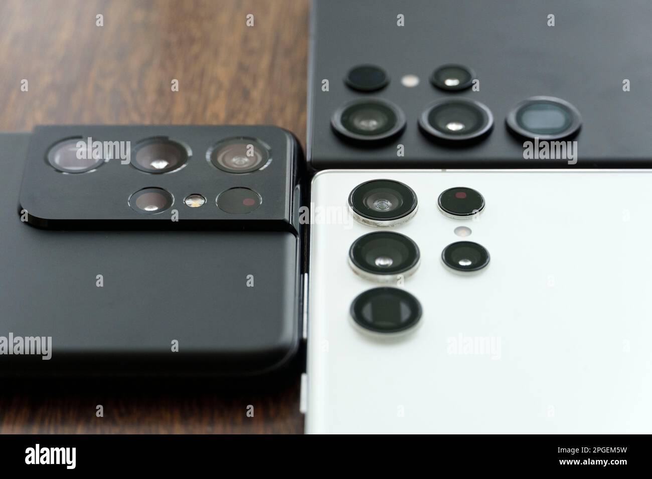 Close up of the ultra-wide, normal and telephoto camera lenses on three flagship Samsung Galaxy smartphones: S21 Ultra, S22 Ultra and S23 Ultra Stock Photo