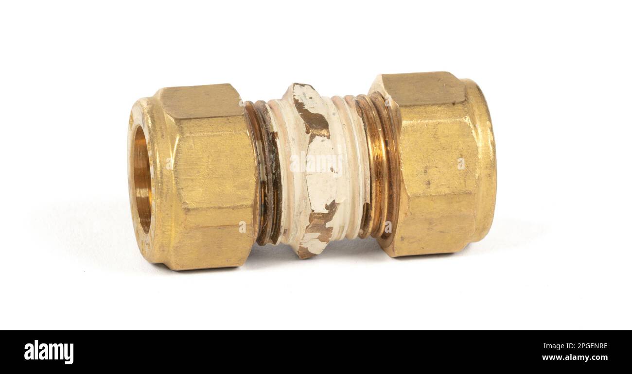 Brass fitting for plumbing pipes, connector for two different sizes