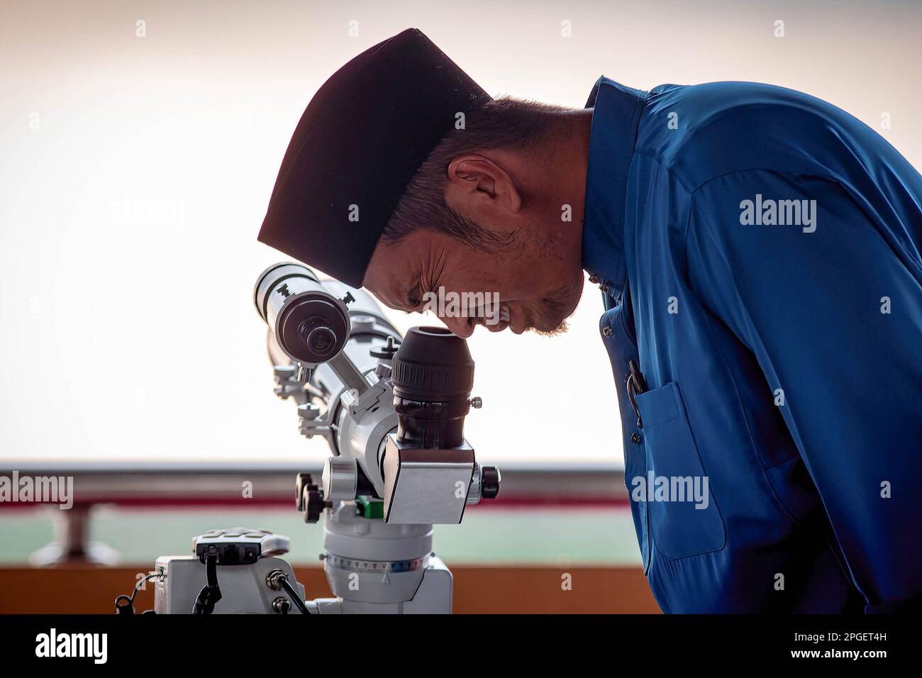 Kuala Selangor, Malaysia. 22nd Mar, 2023. An official from the Selangor Islamic Religious Council is performing 'rukyah', a moon sighting ceremony to determine the start date of the holy month of Ramadan in Bukit Malawati. (Photo by Syaiful Redzuan/SOPA Images/Sipa USA) Credit: Sipa USA/Alamy Live News Stock Photo